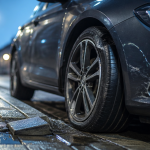 choc trottoir sous la voiture roue abîmée
