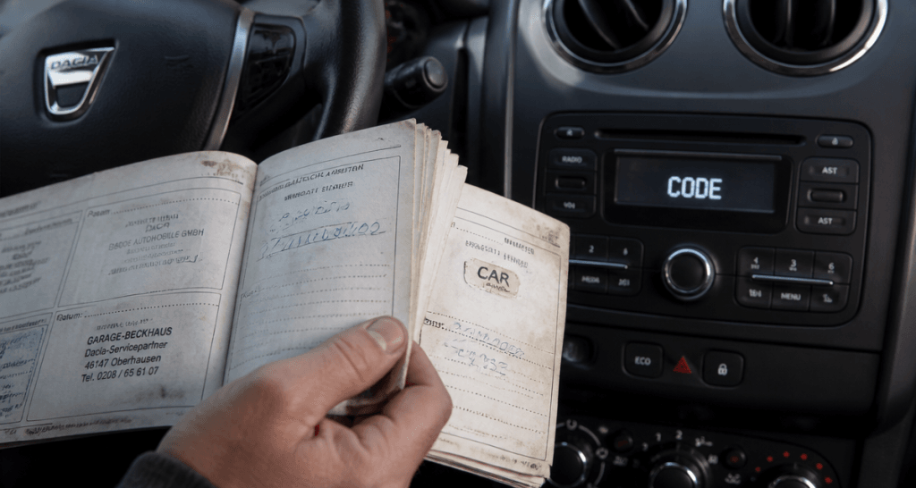 code autoradio dacia duster carnet entretien main