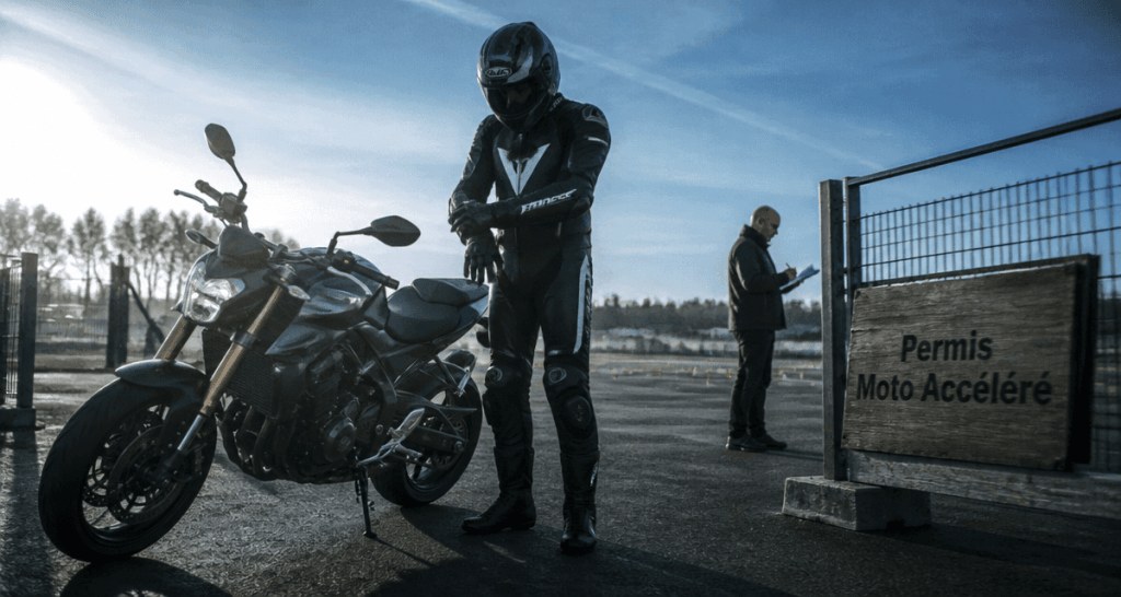 permis accéléré moto jeune motard entraînement