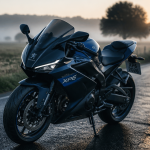Peugeot XP6 2026 noire et bleue garée sur route