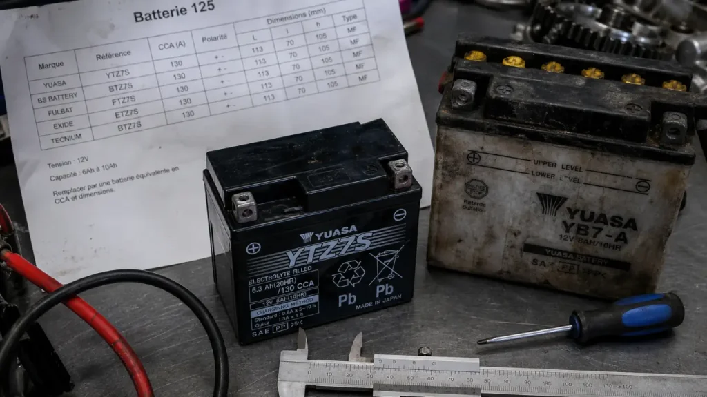 Batterie moto 125 12V : vérifier CCA et polarité, polarité et bornes visibles