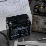 Batterie moto 125 12V : vérifier CCA et polarité, polarité et bornes visibles