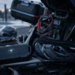 Boost batterie moto : booster compact avec pinces sur moto, parking humide