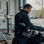 Contrôle technique moto Puy-de-Dôme : technicien au centre de contrôle