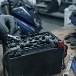 Débrancher batterie moto : borne négative d’abord, cosse sur batterie