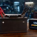 Recharger une batterie 12V avec chargeur intelligent, tension 12,6V et pinces +/-.
