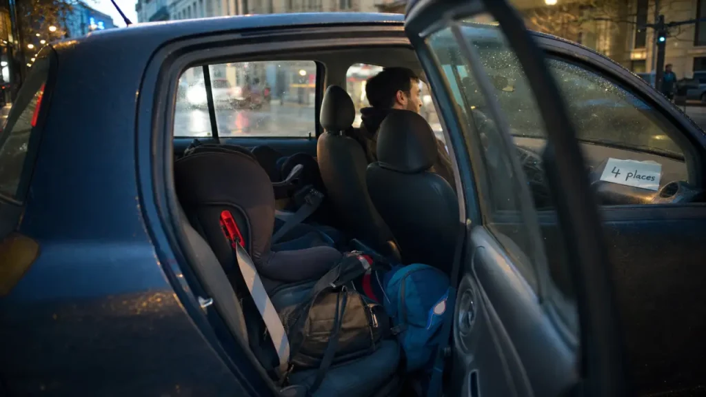 Voiture 4 places : citadine électrique garée en ville, vue intérieure