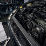 Voiture puretech : courroie et carter moteur en atelier, capot ouvert