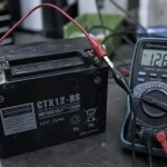 Voltage batterie moto : mesure 12,6 V au repos et 14,5 V moteur tournant au multimètre