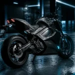 Moto électrique grosse cylindrée devant une borne de recharge, nuit froide