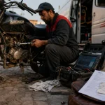 Réparation moto à domicile : mécanicien mobile répare une moto
