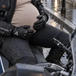 Assurance moto grossesse : motarde enceinte et garantie corporelle